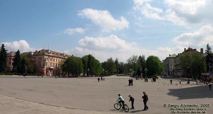 Тернополь. Фото. Вид на Театральную площадь и бульвар Тараса Шевченко.