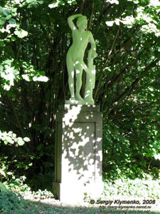 Умань, парк «Софиевка». Статуя Аполлона Флорентийского.