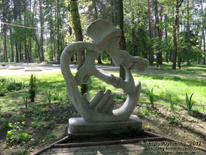 Киевская область, Ворзель. Фото. Ворзельский парк. Скульптурная композиция «Он и Она».