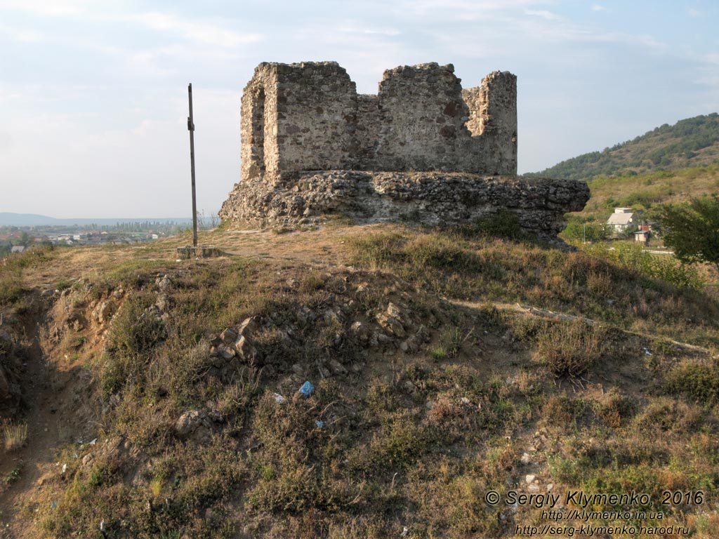 Закарпатская область. Виноградов. Фото. Руины замка (Угочанской крепости). Часовня на наивысшей части замковой горы, вид со стороны замка с юга.