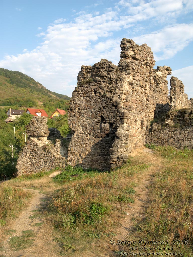 Закарпатская область. Виноградов. Фото. Руины замка (Угочанской крепости). Северная угловая башня, вид снаружи замка с севера.