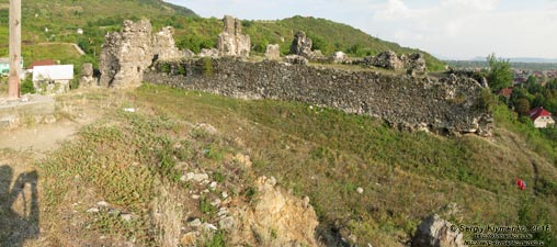 Закарпатская область. Виноградов. Фото.
Общий вид на руины замка (Угочанской крепости) с запада, от деревянного креста (48°08'27.70"N, 23°02'57.20"E). Панорама ~90°.