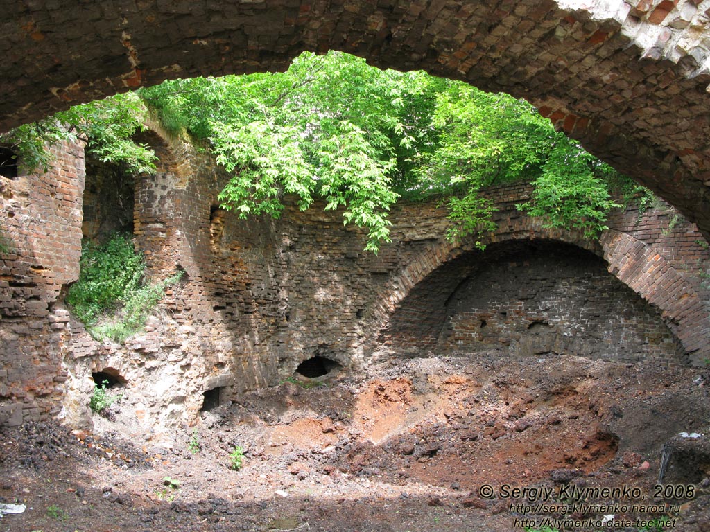 Волынь. Олыка. Фото. Замок Радзивиллов (1564 год), остатки северного бастиона.