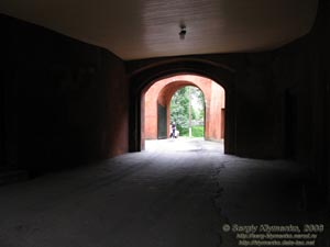 Волынь. Олыка. Фото. Вид из проезда под дворцовым корпусом к юго-восточным воротам замка Радзивиллов.