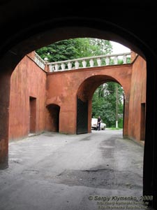 Волынь. Олыка. Фото. Вид из проезда под дворцовым корпусом к юго-восточным воротам замка Радзивиллов.
