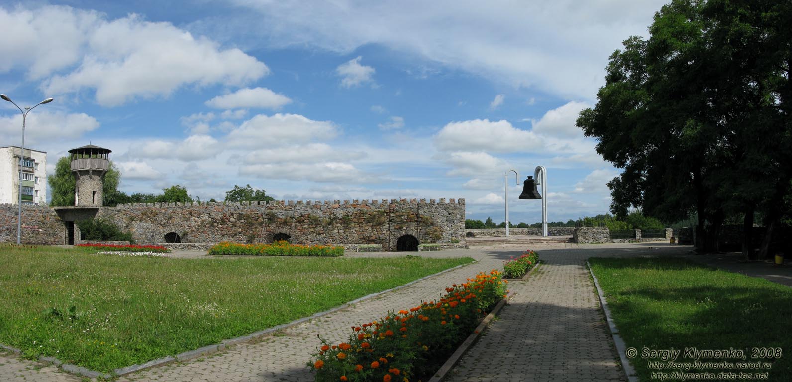Житомирщина. Новоград-Волынский. Руины Звягельского замка-крепости, сохранившиеся на високом левом берегу Случа.