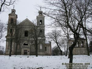 Волынь. Берестечко. Фото. Свято-Троицкий костел (1765 год) и колокольня.