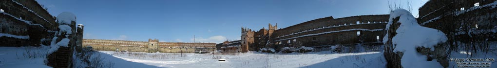Львовская область. Старое Село. Фото. Замок в Старом Селе. Панорама изнутри (~180°). Вид от южной стены.