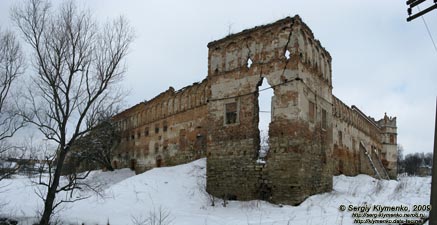 Львовская область. Старое Село. Фото. Замок в Старом Селе. Юго-восточная угловая башня. Вид снаружи.