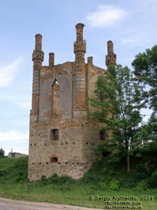 Новомалин (Ровненская область). Фото. Новомалинский замок - памятник архитектуры XIV века (50°17'48"N, 26°22'15"E). Часовня в неоготическом стиле на остатках северной угловой оборонной башни.