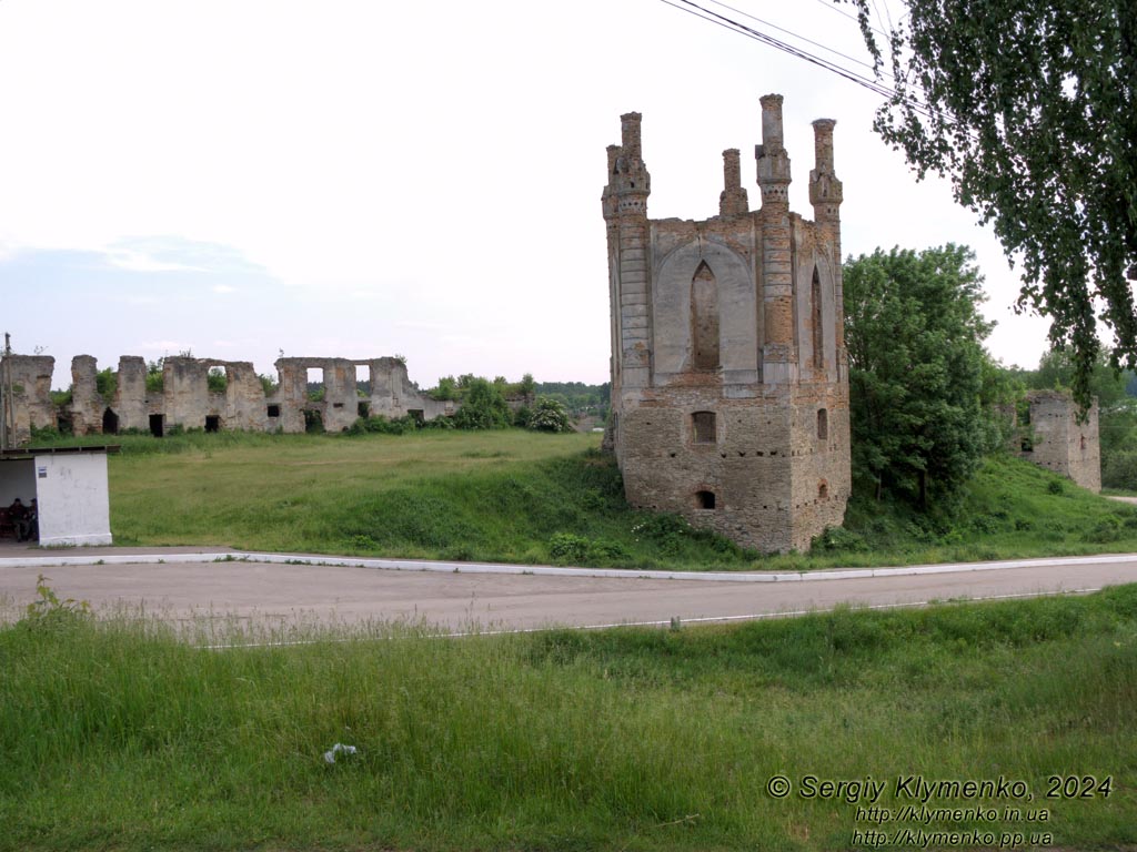 Новомалин (Ровненская область). Фото. Новомалинский замок - памятник архитектуры XIV века (50°17'48"N, 26°22'15"E). Вид с севера.