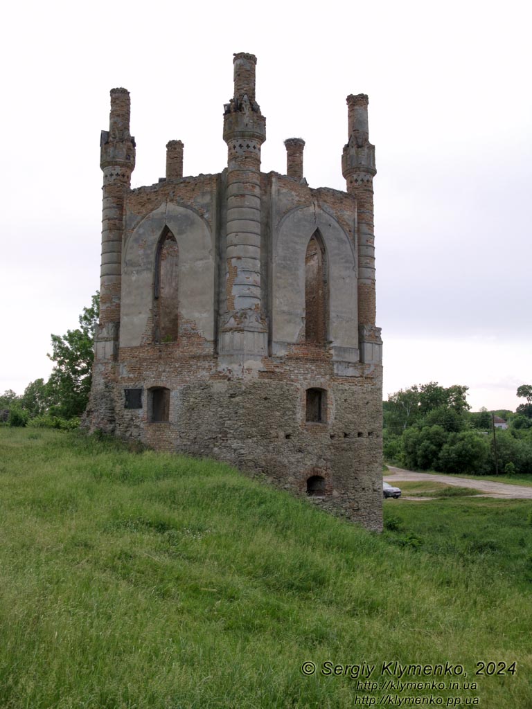 Новомалин (Ровненская область). Фото. Новомалинский замок - памятник архитектуры XIV века (50°17'48"N, 26°22'15"E). Часовня в неоготическом стиле на остатках северной угловой оборонной башни.