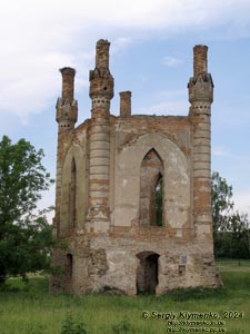 Новомалин (Ровненская область). Фото. Новомалинский замок - памятник архитектуры XIV века (50°17'48"N, 26°22'15"E). Часовня в неоготическом стиле на остатках северной угловой оборонной башни.