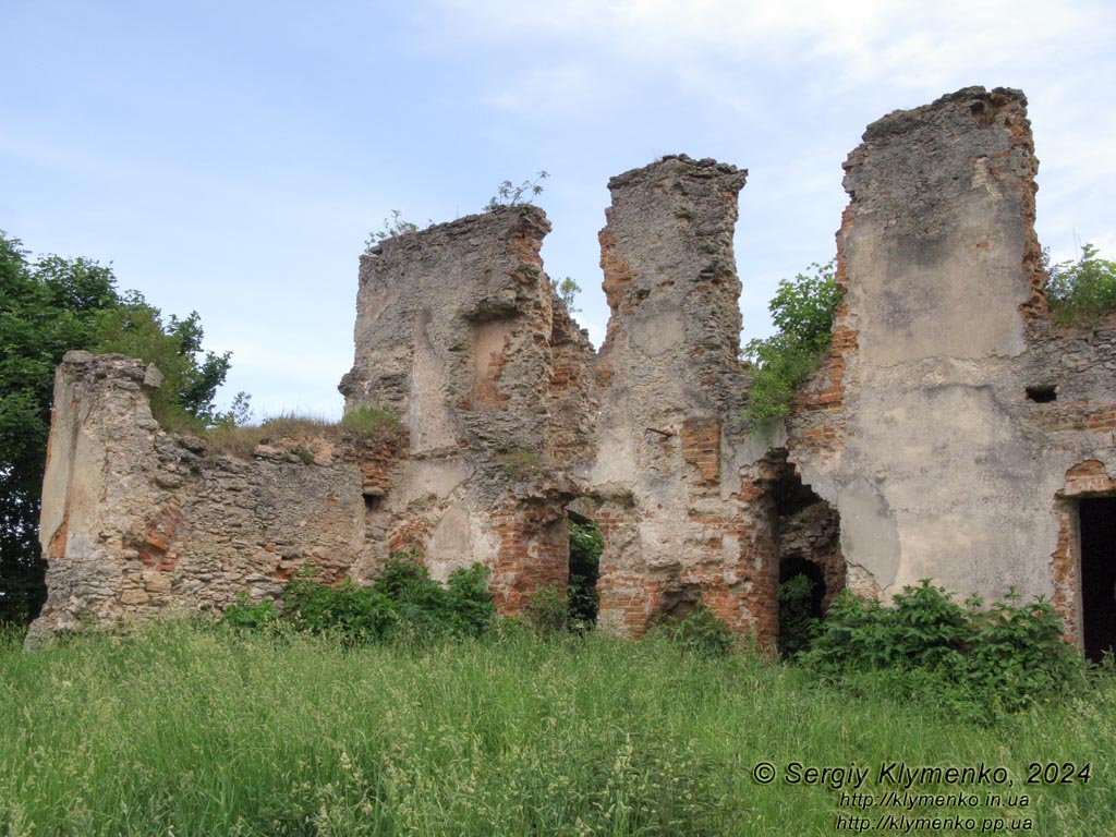 Новомалин (Ровненская область). Фото. Новомалинский замок - памятник архитектуры XIV века (50°17'48"N, 26°22'15"E). Руины дворца.