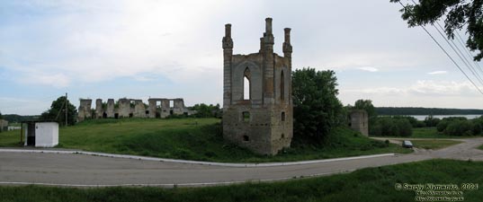 Новомалин (Ровненская область). Фото. Новомалинский замок - памятник архитектуры XIV века (50°17'48"N, 26°22'15"E). Общий вид с севера.