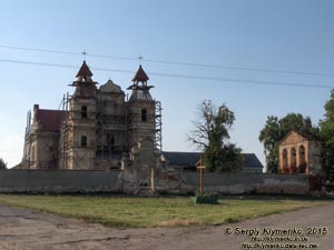 Львовщина. Село Тартаков. Фото. Костёл Святого Архангела Михаила (построен в 1587 году).