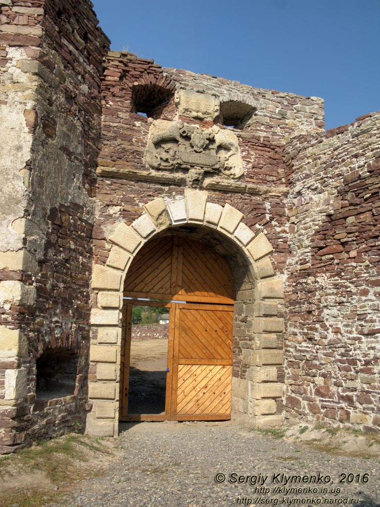 Тернопольская область, село Подзамочек. Фото. Замок Творовских (1600 год). Въездные ворота.