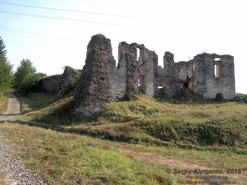 Тернопольская область, село Подзамочек. Фото. Замок Творовских (1600 год). Северный бастион, руины дворца и северо-западная башня. Вид снаружи крепости.