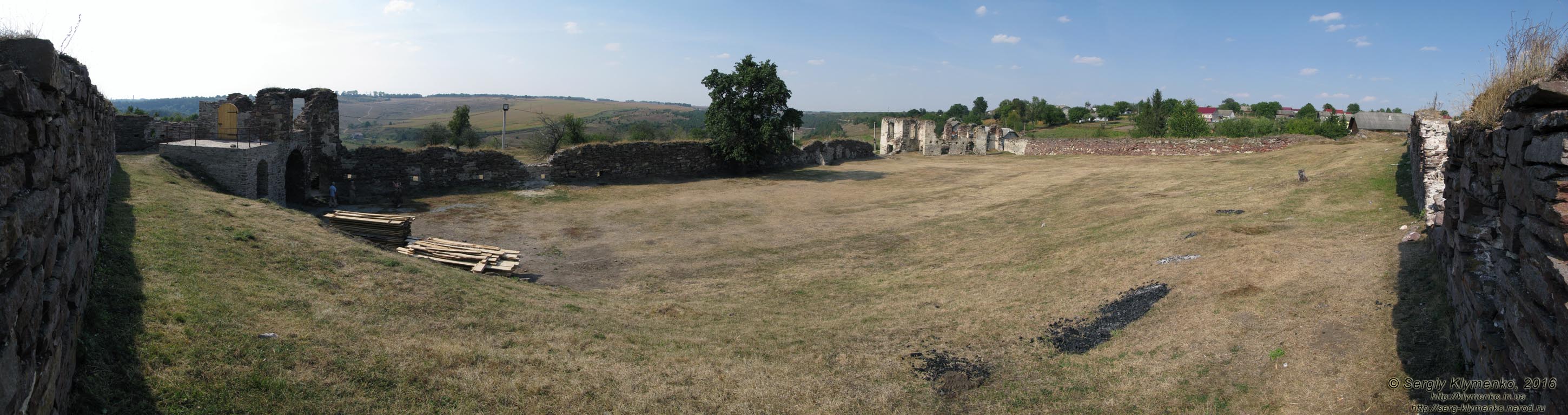 Тернопольская область, село Подзамочек. Фото. Замок Творовских (1600 год). Внутренний двор (49°04'45"N, 25°23'55"E). Панорама ~180°.