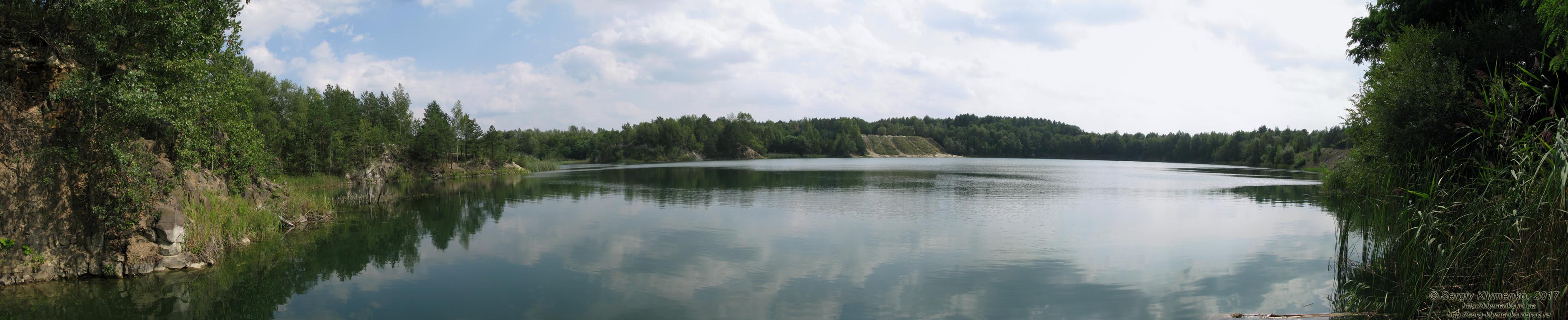 Ровенщина. Базальтовое. Фото. Затопленный водой базальтовый карьер (50°55'20.50"N, 26°13'49.00"E), панорама ~240°.