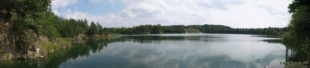 Ровенщина. Базальтовое. Фото. Затопленный водой базальтовый карьер (50°55'20.50"N, 26°13'49.00"E), панорама ~240°.