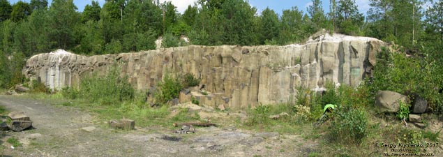 Ровенщина. Базальтовое. Фото. Базальтовые столбы (50°55'22.50"N, 26°14'04.00"E), панорама ~120°.