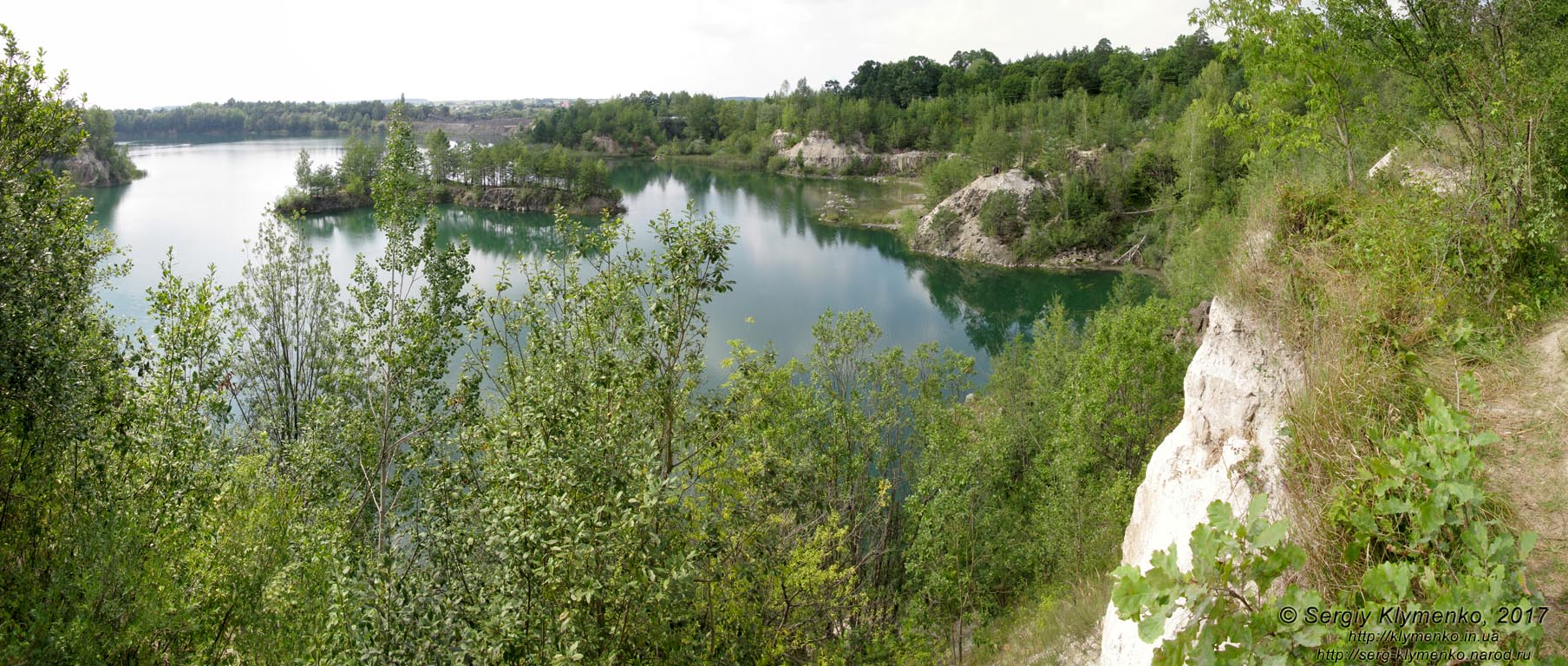 Ровенщина. Базальтовое. Фото. Затопленный водой базальтовый карьер (50°55'19.70"N, 26°14'08.00"E), панорама ~120°.