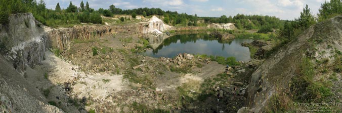 Ровенщина. Базальтовое. Фото. Затопленный карьер и базальтовые столбы (50°55'19.70"N, 26°14'11.20"E), панорама ~210°.