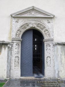 Жолква. Фото. Приходской костел Св. Лаврентия (1604 год). Белокаменный резной портал главного входа в костёл.