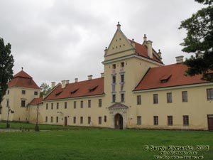 Жолква. Фото. Замок (1594 год), главный фасад. Вид с Вечевой площади (бывшая площадь Рынок).