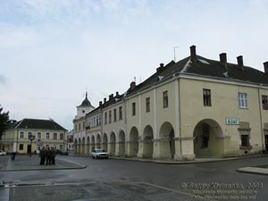 Жолква. Фото. Вечевая площадь (бывшая площадь Рынок). Жилая застройка XVII века с аркадой.