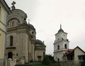 Жолква. Фото. Комплекс Василианского монастыря с Храмом Сердца Христового, 1612 год. Вид с внутреннего двора.