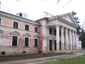 Фото. Верховня. Бывший дворец семьи Ганских. Парковый фасад.