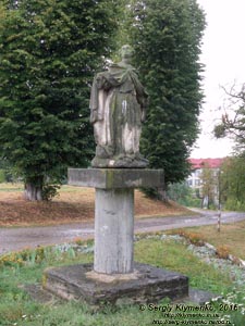 Львовская область. Золочев. Фото. Древняя скульптура в парке перед Золочевским замком.