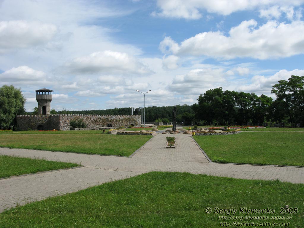 Житомирщина. Новоград-Волынский. Фото. Руины Звягельского замка-крепости и памятный знак.