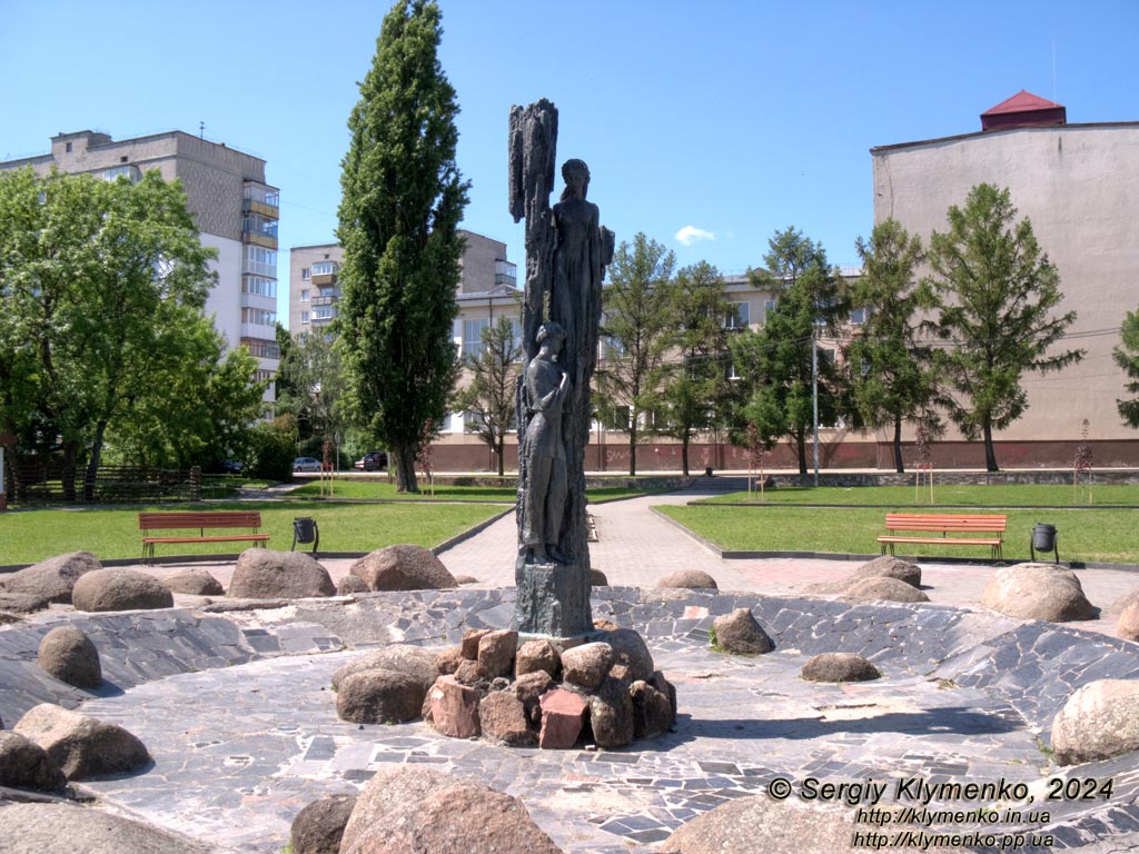 Житомирщина. Звягель. Фото. Фонтан со скульптурой «Лукаш и Мавка» возле руин Звягельского замка-крепости.