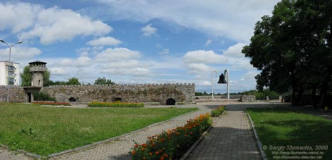 Житомирщина. Новоград-Волынский. Фото. Руины Звягельского замка-крепости, сохранившиеся на високом левом берегу Случа.