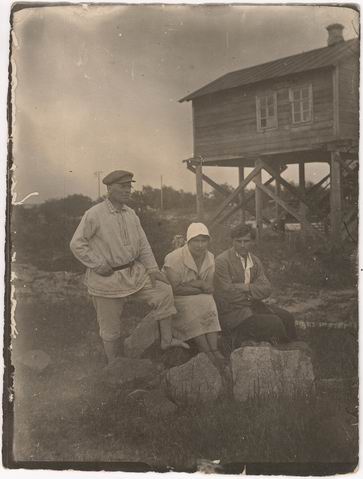 Любинська Ліля зі своїм чоловіком Дмитром та Савою Андрійовичем Клименком (стоїть ліворуч)