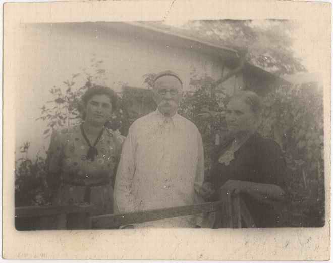 Любинська Ганна з чоловіком Синьовим Миколою Васильовичем та Хлібановою Жанною, 1955 рік