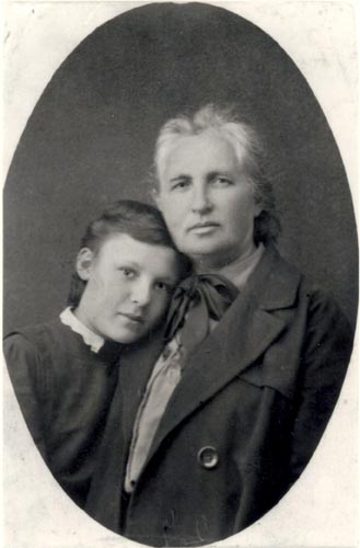 Ліля Михайлівна Любинська в юнацтві з мамою Катериною Іванівною