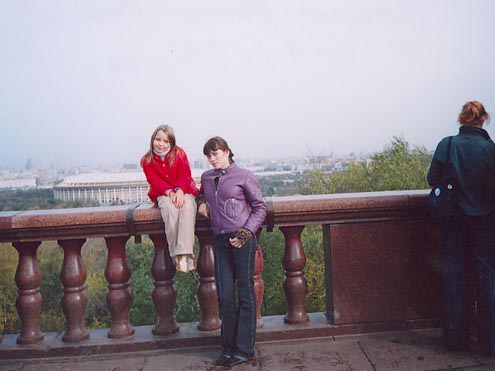 Назарови Софія та Уляна в Москві, 2003 рік.